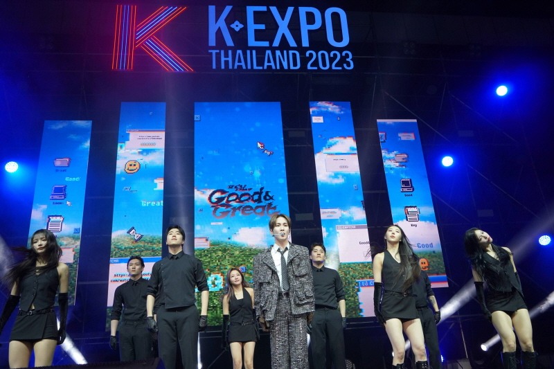 Kementerian Kebudayaan, Olahraga, dan Pariwisata mengumumkan pada tanggal 22 Oktober 2024 bahwa K-Expo France 2024 akan digelar pada tanggal 26-30 Oktober 2024 di Istana Brongniart, Paris, Prancis. Key dari SHINee terlihat sedang menunjukkan pertunjukan di K-Expo Thailand 2023. Acara tersebut digelar pada bulan November 2023 di Bangkok, Thailand. (Badan Konten Kreatif Korea)