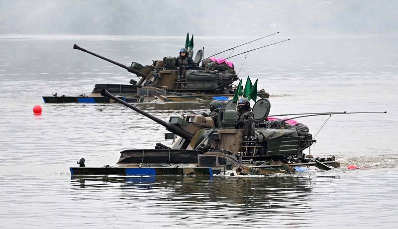 Kendaraan lapis baja K21 terlihat sedang digunakan untuk Pelatihan Penyeberangan Gabungan Korea-AS. Acara tersebut digelar pada tanggal 24 Oktober 2024 di Sungai Namhangang, Yeonyang-dong, Kota Yeoju, Provinsi Gyeonggi. Peralatan penyeberangan self-propelled Korea bernama Sooryong berpartisipasi untuk pertama kalinya dalam pelatihan tersebut. (Yonhap News)