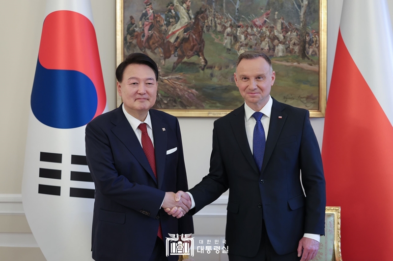 Pada tanggal 24 Oktober 2024 Presiden Yoon Suk Yeol akan mengadakan KTT (Konferensi Tingkat Tinggi) dengan Presiden Polandia Andrzej Duda. Presiden Duda sedang melakukan kunjungan kenegaraan ke Korea. Foto di atas menunjukkan Presiden Yoon dan Presiden Duda yang berfoto sebelum KTT pada bulan Juli 2023. (Kantor Kepresidenan Republik Korea) 