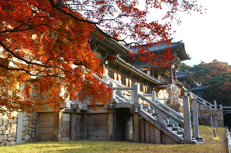 Foto di atas menunjukkan Cheongungyo dan Baegungyo di Kuil Bulguksa yang terletak di Gyeongju. (Foto Organisasi Pariwisata Korea oleh Lee Beom-soo)  