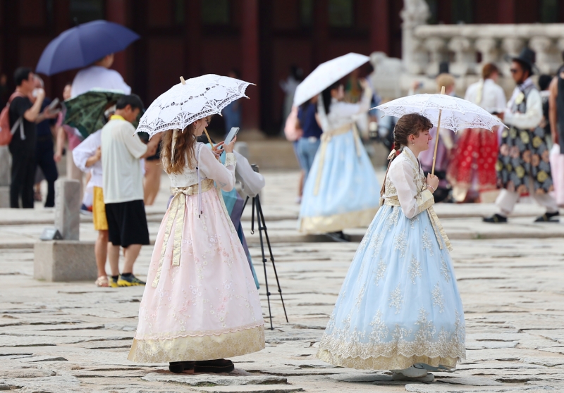 Jumlah wisatawan asing yang mengunjungi Korea pada bulan September 2024 mencapai 1,46 juta orang. Foto di ayas menunjukkan wisatawan-wisatawan asing yang menggunakan payung saat berwisata di Istana Gyeongbokgung pada tanggal 18 September 2024. (Yonhap News)