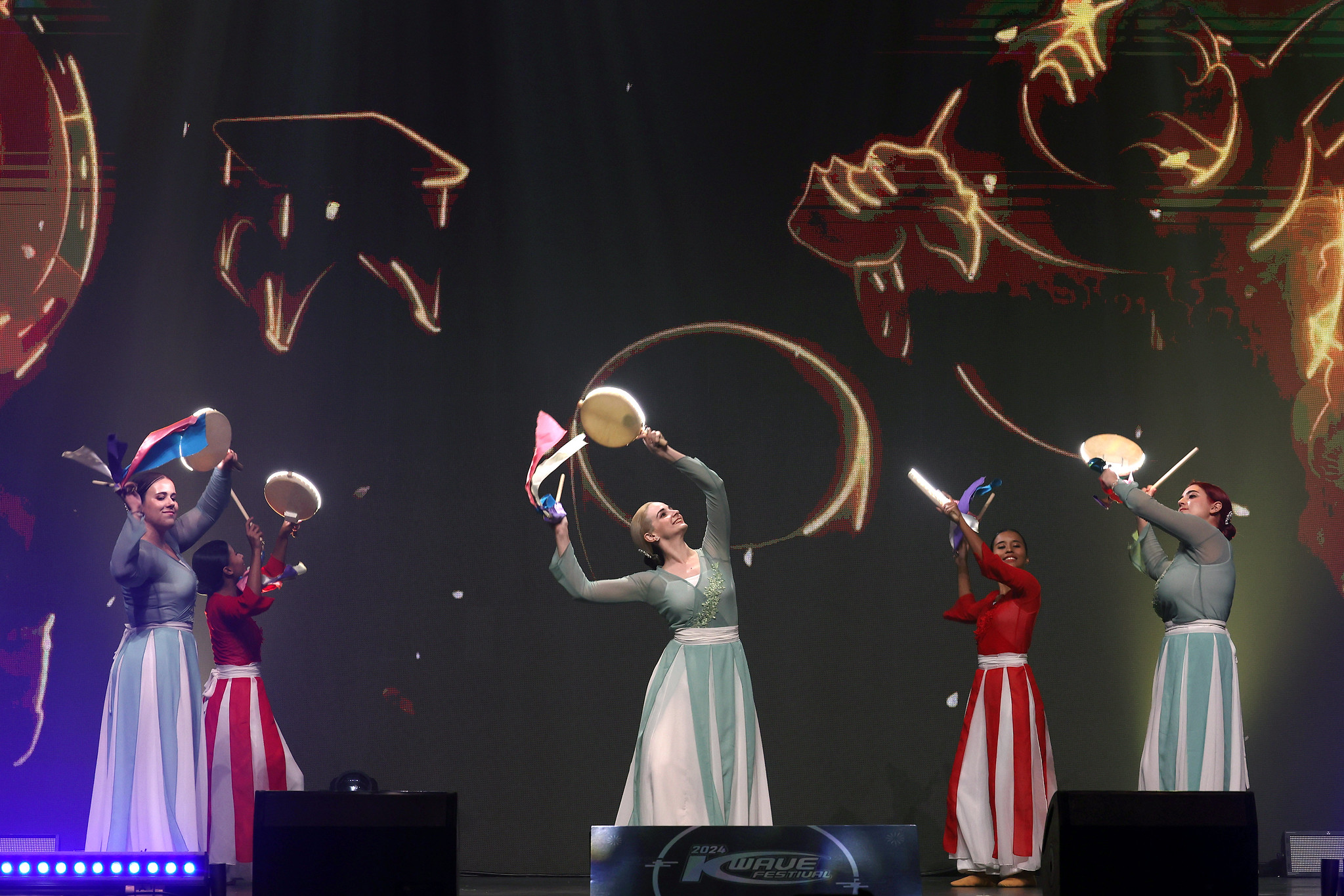The Moving Stones dari Spanyol terlihat sedang menunjukkan pertunjukan di 2024 K-Wave Festival yang digelar pada tanggal 2 November 2024 di YES 24 Live Hall, Gwangjin-gu, Seoul. Tim tersebut merupakan pemenang di bidang sogochum K-Community Challenge.