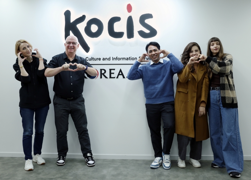 5 orang wartawan kehormatan terbaik serta unggulan terlihat sedang berfoto di kantor Korea.net, Jongno-gu, Seoul. Dari kiri ke kanan: Yulia Veselchakova dari Rusia, Manuel Guthmann dari Jerman, Frenky Ramiro de Jesus dari Timor-Leste, Ilse Gabriela Diaz Gasca dari Meksiko, dan Foteini Chatzoudi dari Yunani. (Lee Jun Young) 