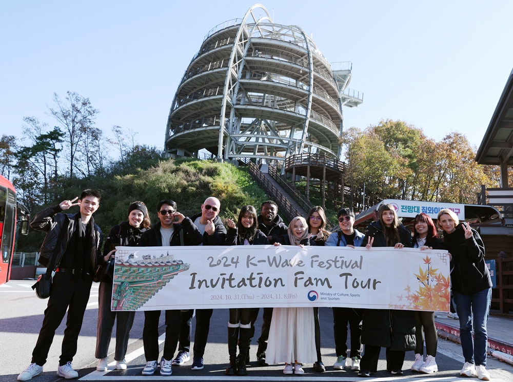 Para peserta tur 2024 K-Wave Festival terlihat sedang berfoto pada tanggal 6 November 2024 di depan Mancheonha Skywalk, Danyang-gun, Provinsi Chungcheongbuk. Dari kiri ke kanan: Andrei Lugtu, Ilse Gabriela Diaz Gasca, Frenky Ramiro de Jesus, Manuel Guthmann, Gahir Suchismita, Uhiene Joseph Enejo, Anastasyia Setia Widarta, Salma Knani, Aiyaphat Wankawisant, Foteini Chatzoudi, Marjorie Diaz, dan Yulia Veselchakova. 