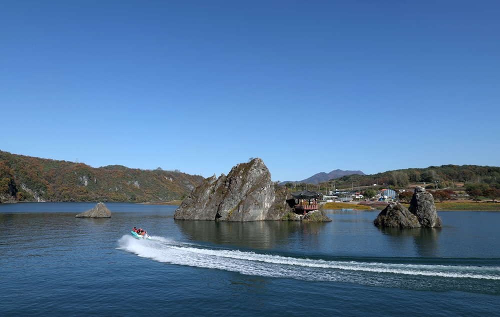 Pada tanggal 6 November 2024 sebuah perahu yang membawa para pengunjung terlihat sedang melaju di samping Dodamsambong, Danyang-gun, Provinsi Chungcheongbuk.