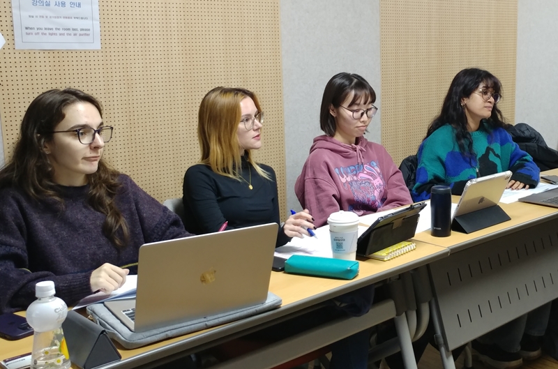 Para peserta Kelas Praktik Penerjemahan Dasar 1 terlihat sedang mendiskusikan bagaimana cara menerjemahkan kosakata 'bunsikjip' dengan benar ke dalam bahasa Inggris pada kelas Akademi Penerjemahan yang digelar tanggal 7 November 2024. (Lee Kyoung Mi)  