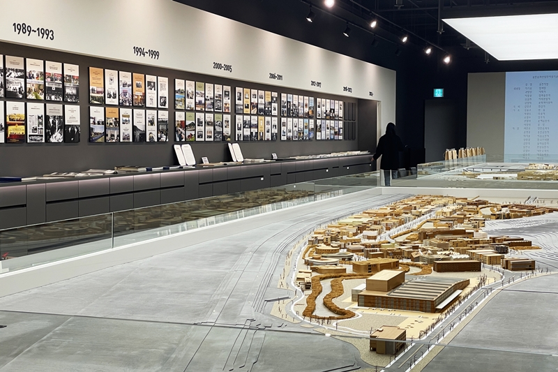 Seorang pengunjung terlihat sedang membaca keterangan pameran yang menggambarkan sejarah Kota Buku Paju. Kota Buku Paju adalah sebuah kompleks industri penerbitan sekaligus komunitas budaya penerbitan yang dibuat melalui pemikiran industri penerbitan serta mendapatkan bantuan dari Kementerian Kebudayaan, Olahraga, dan Pariwisata. (Xu Aiying)