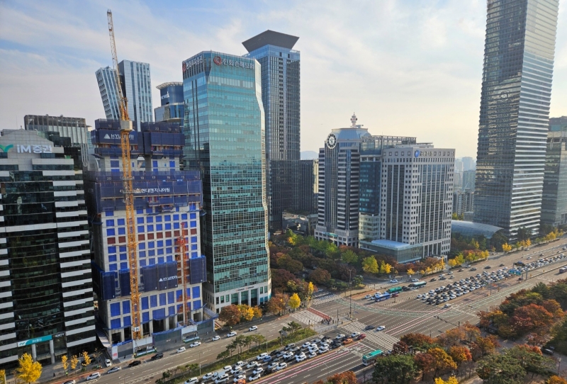 Pemerintah Korea akan menerbitkan obligasi valas berdenominasi dolar Australia untuk pertama kalinya. Foto di atas menunjukkan panorama Yeouido di Seoul pada tanggal 9 November 2024. Yeouido merupakan daerah di Seoul yang dipenuhi dengan berbagai perusahaan perbankan dan finansial. 