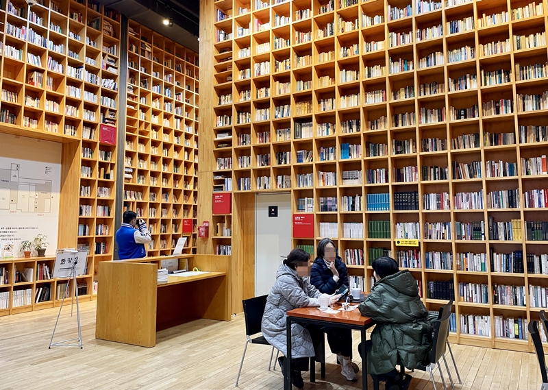 Foto di atas menunjukkan perpustakaan di dalam Forest of Wisdom yang terletak di dalam Kota Buku Paju. (Xu Aiying)  