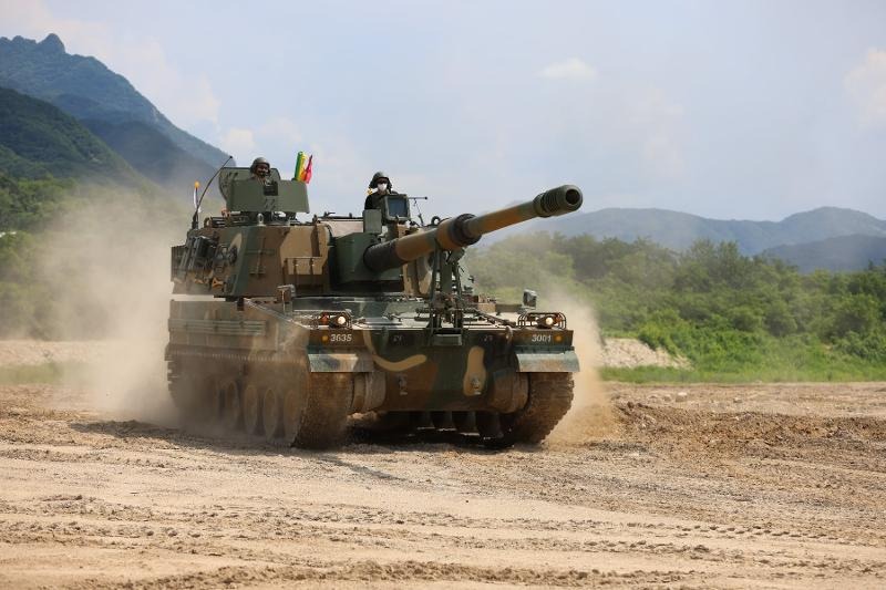 Senjata buatan Korea menyumbang 2,1% dari pasar pertahanan global pada tahun 2023. Foto di atas menunjukkan howitzer self-propelled K9 Korea senilai 1,3 triliun won. Senjata tersebut akan diekspor ke Rumania. (Facebook resmi Hanwha Aerospace)