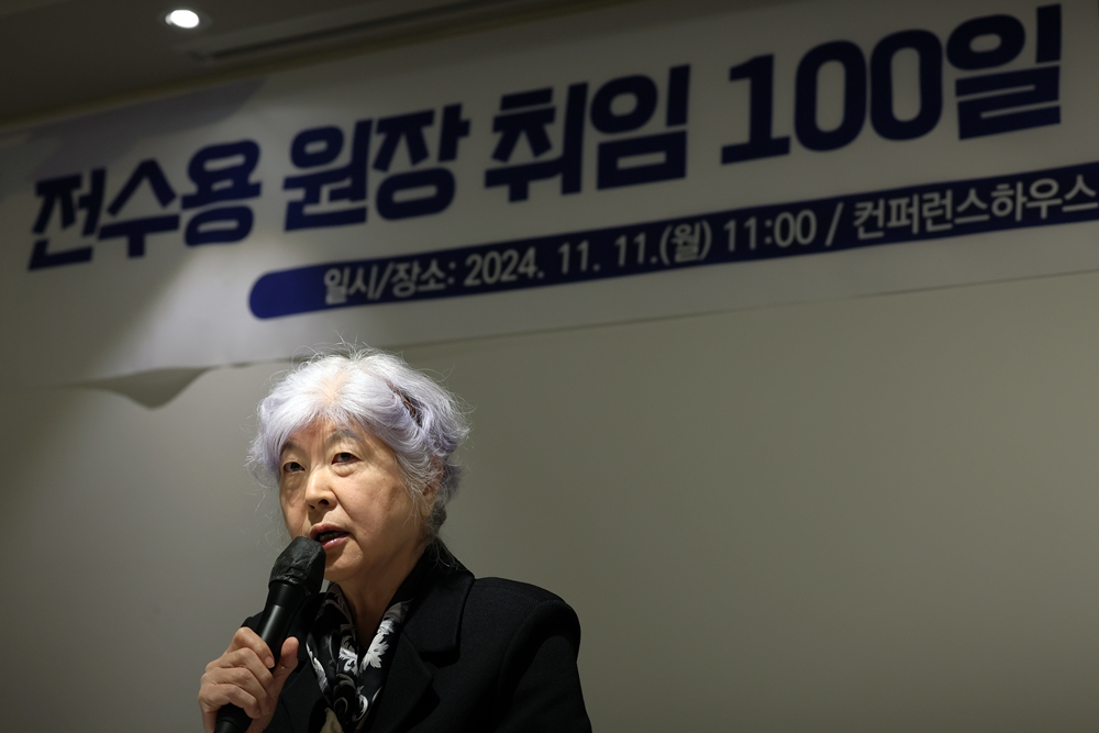 Presiden LTI Korea Chon Sooyoung terlihat sedang memberikan pernyataan dalam konferensi pers untuk menyambut 100 hari masa jabatannya yang digelar pada tanggal 11 November 2024 di Conference House Dalgaebi, Jung-gu, Seoul. (Lee Jun Young)  