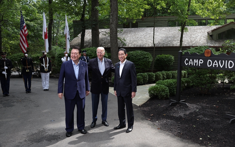 KTT trilateral antara Korea, AS, dan Jepang akan digelar pada tanggal 15 November (waktu setempat) di Peru. Foto di atas menunjukkan Presiden Yoon Suk Yeol (kiri) berfoto bersama Presiden Joe Biden (tengah) dan mantan Perdana Menteri Fumio Kishida pada tanggal 18 Agustus 2023 (waktu setempat) di Camp David, Maryland, Amerika Serikat. (Kim Yong Wii, Kantor Kepresidenan Republik Korea)