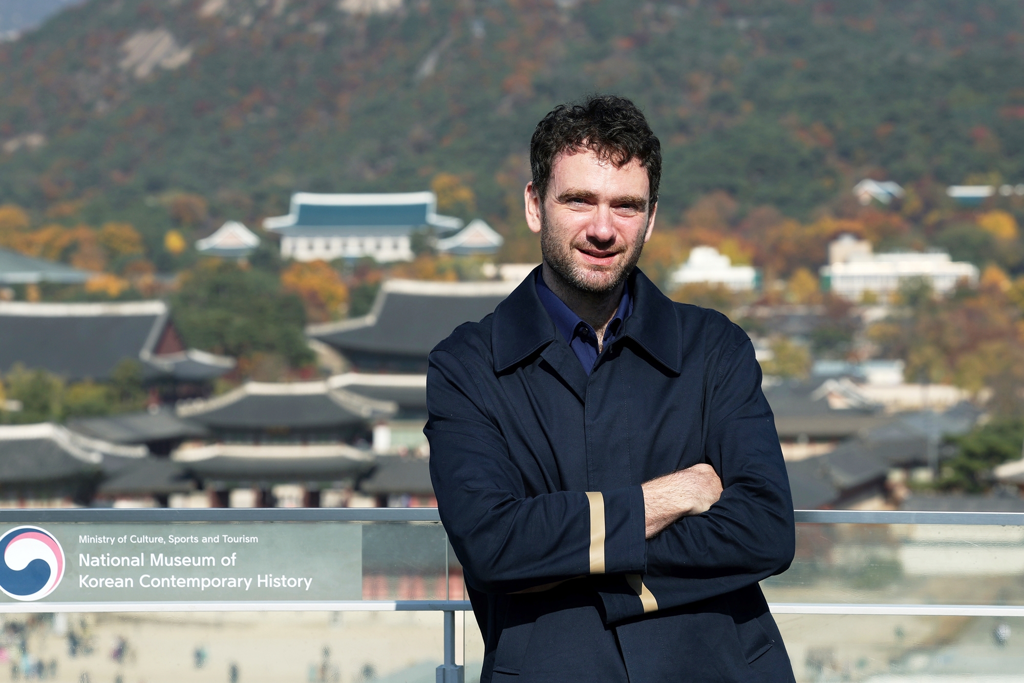 Penulis Inggris Daniel Tudor terlihat sedang berpose dengan latar belakang Istana Gyeongbokgung setelah menyelesaikan wawancara dengan Korea.net pada tanggal 13 November 2024. (Lee Jun Young) 