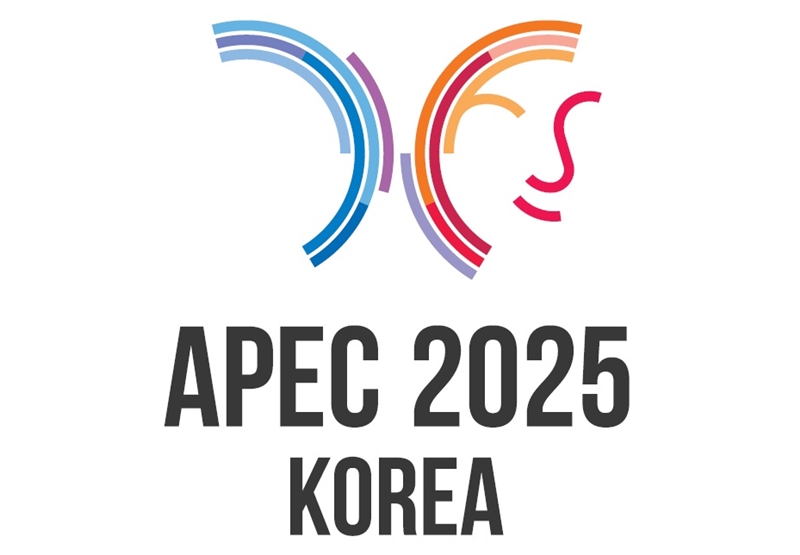 Emblem resmi KTT (Konferensi Tingkat Tinggi) APEC (Kerja Sama Ekonomi Asia Pasifik) telah diumumkan pada AMM (APEC Ministerial Meeting) tahun 2024 yang digelar pada tanggal 14 November 2024 (waktu setempat) di Peru. KTT APEC pada tahun 2025 akan digelar di Kota Gyeongju, Provinsi Gyeongsangbuk. (Kementerian Luar Negeri)  