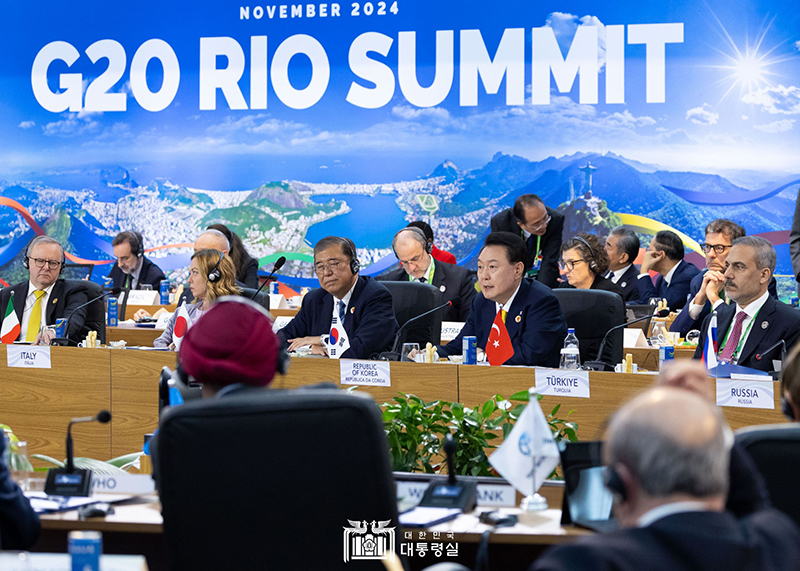 Presiden Yoon Suk Yeol (kedua dari kanan) terlihat sedang memberikan pidato saat menghadiri sesi pertama KTT G20 yang digelar pada tanggal 18 November 2024 (waktu setempat) di Rio de Janeiro, Brasil. (Kantor Kepresidenan Republik Korea)  