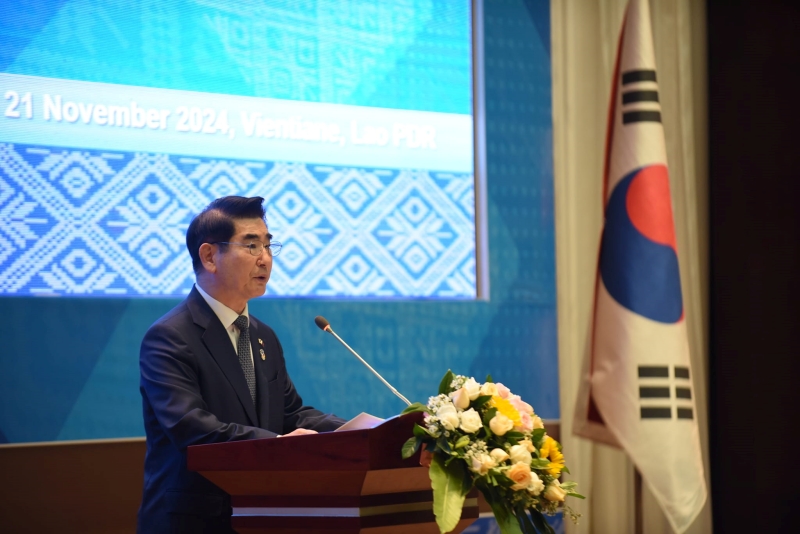 Menteri Pertahanan Nasional Kim Yong Hyun terlihat sedang berpidato saat menghadiri Pertemuan Menteri Pertahanan Korea dan ASEAN yang digelar pada tanggal 21 November 2024 di Vientiane, Laos. (Facebook resmi ASEAN)