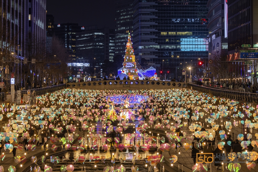 Pemerintah Kota Seoul mengumumkan pada tanggal 21 November 2024 bahwa Seoul Winter Festa akan digelar di pusat kota Seoul mulai tanggal 13 Desember 2024 hingga 5 Januari 2025. Foto di atas menunjukkan Festival Lantera Seoul yang digelar pada tanggal 15 Desember 2023 hingga 21 Januari 2024 di Alun-alun Gwanghwamun, Cheonggye Plaza, Choenggyecheon, dan Seoul Plaza.