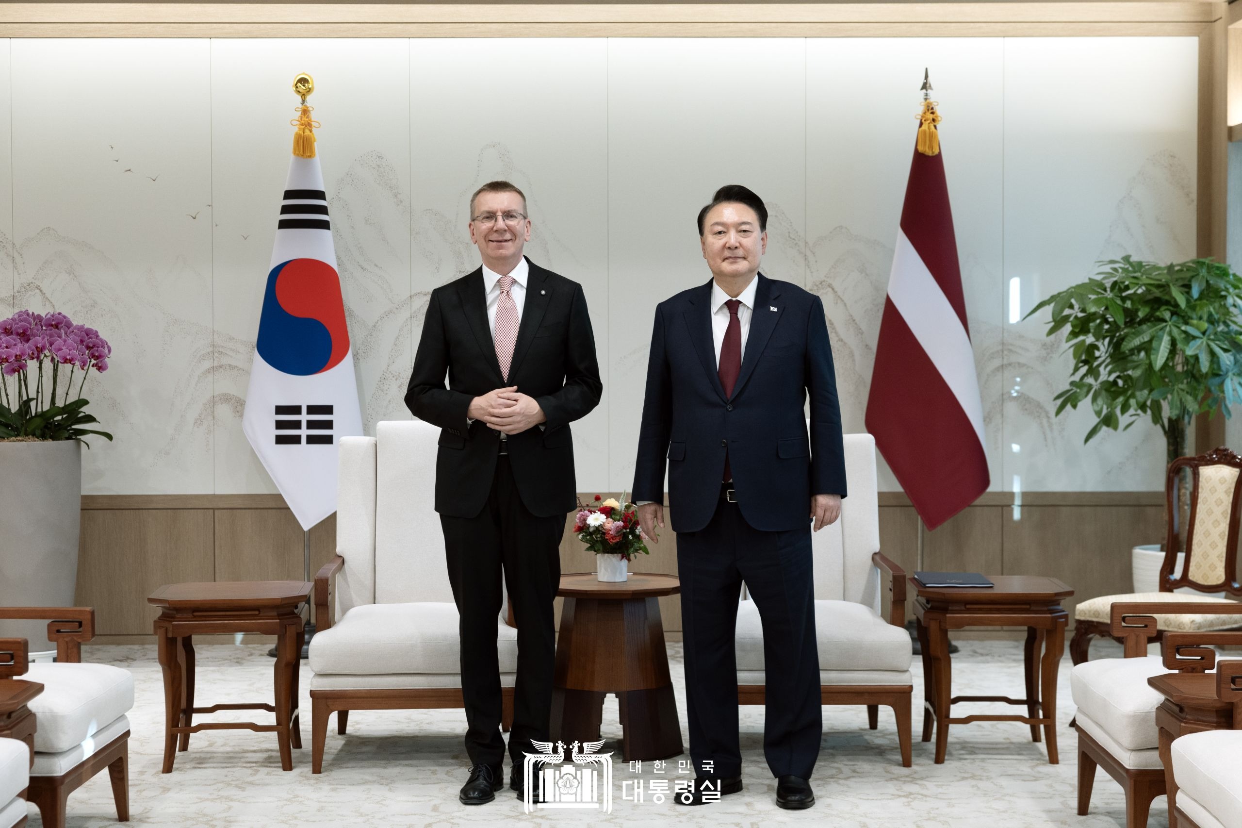 Presiden Yoon Suk Yeol (kanan) dan Presiden Latvia Edgars Rinkevics berfoto bersama pada KTT Korea-Latvia yang digelar pada tanggal 28 November 2024 di Kantor Kepresidenan Republik Korea yang terletak di Yongsan, Seoul. (Kantor Kepresidenan Republik Korea)  