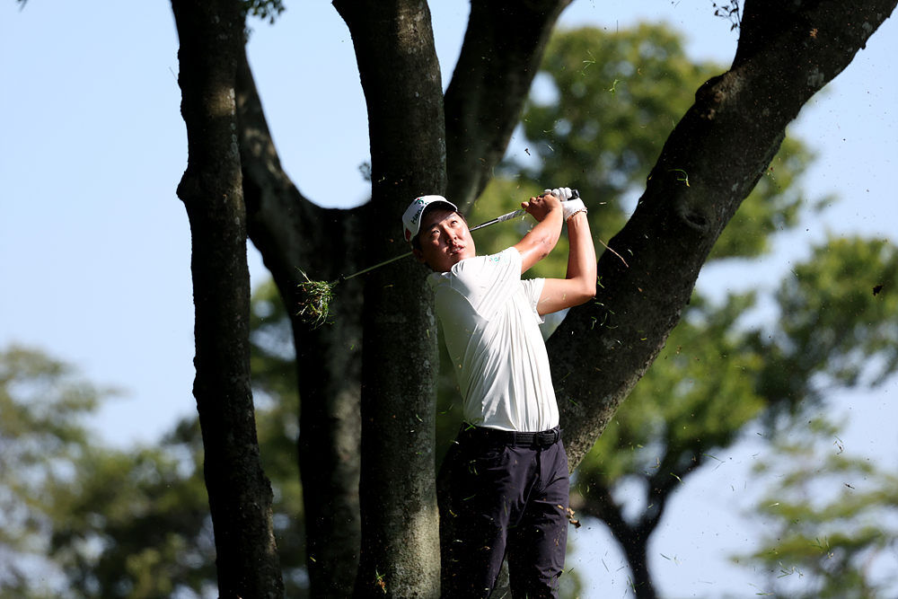 Pegolf putra penyandang disabilitas Korea Simon Seungmin Lee berhasil menjuarai 2024 Australian All Abilities pada tanggal  30 November 2024 (waktu setempat) di Kingston Heath, Melbourne, Australia. Foto di atas menampilkan Lee saat bertanding dalam SK telecom OPEN 2024 yang digelar pada bulan Mei 2024 di PINX Golf Club, Kota Seogwipo, Provinsi Jeju. (KPGA) 
