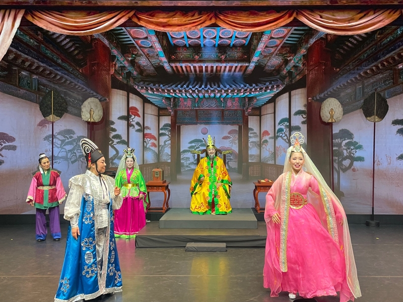 Foto di atas menunjukkan salah satu adegan dalam pertunjukan berjudul Putri Seonhwa yang ditampilkan pada tanggal 3 Desember 2024 di Folk Theater Pungryu, Gangnam-gu, Seoul. (Kim Seon Ah)  