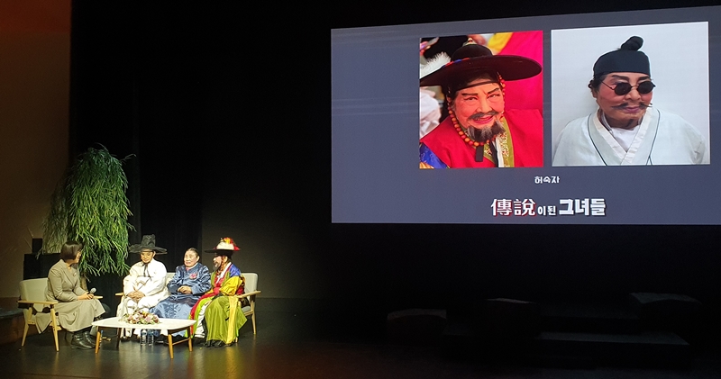Para aktor veteran terlihat sedang berdialog pada Pertunjukan bertajuk Opera Wanita Pertama Korea, Para Wanita yang Menjadi Legenda (terjemahan tidak resmi) yang digelar tanggal 3 Desember 2024 di Folk Theater Pungryu, Gangnam-gu, Seoul. (Lee Kyoung Mi)