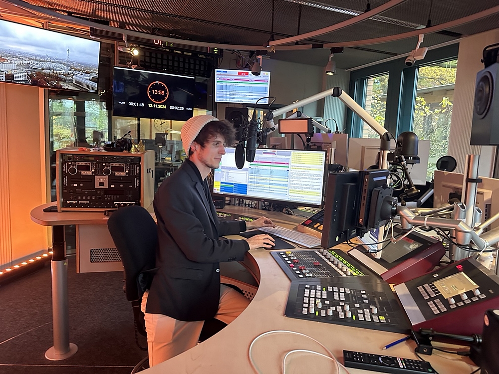 Beste Musik K-Pop, acara radio pertama untuk k-pop di Jerman memulai siaran pertamanya pada tanggal 14 Oktober 2024. Foto di atas menunjukkan Justin Timpe yang duduk di studio rbb Radio Fritz, Berlin, Jerman.
