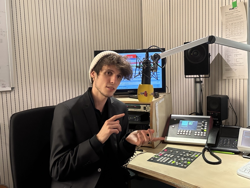 Wartawan kehormatan Korea.net dari Jerman Jasmin Mikolay mewawancarai Justin Timpe pada tanggal 12 November 2024 di studio rbb Radioo Fritz yang terletak di Potsdam, Jerman.