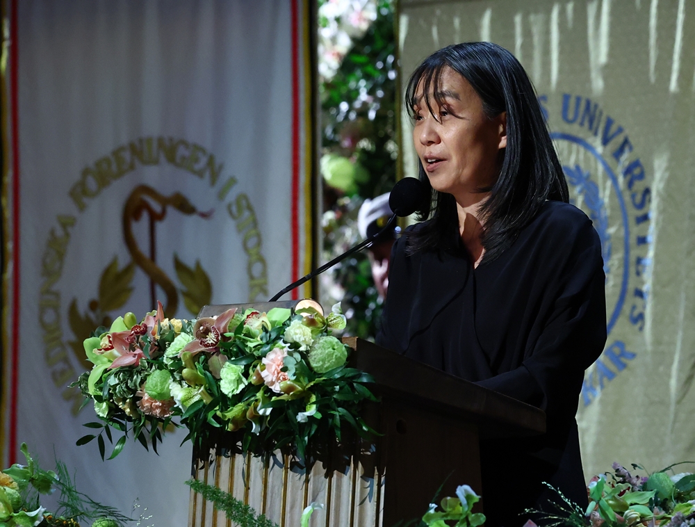 Han Kang terlihat sedang memberikan kata sambutan setelah menerima penghargaan Nobel Sastra 2024 pada tanggal 10 Desember 2024 (waktu setempat) di Blue Hall, Balai Kota Stockholm, Swedia. (Yonhap News)
