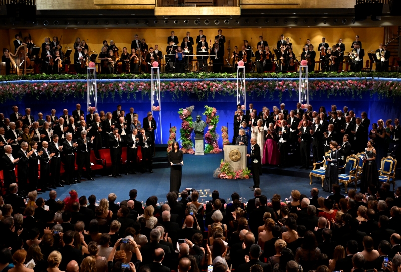 Para tamu undangan memberikan tepuk tangan yang meriah setelah Han Kang menerima medali dan sertifikat penghargaan Nobel Sastra dari Raja Carl XVI Gustaf dari Swedia pada tanggal 10 Desember 2024 (waktu setempat) dalam upacara penghargaan yang digelar di Stockholm, Swedia. (Yonhap News)