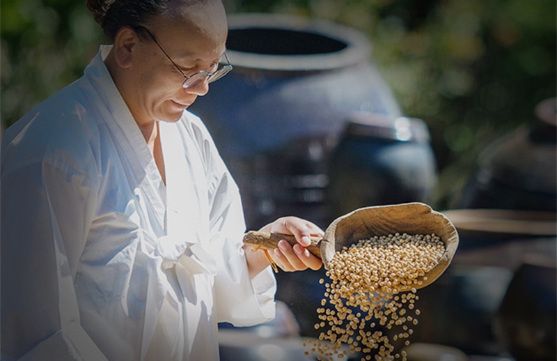 Ahli Jung Seung Hwan terlihat sedang memilih kacang untuk kualitas kacang.