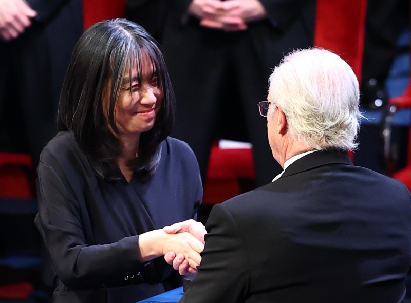 Han Kang menerima medali dan sertifikat penghargaan Nobel Sastra dari Raja Carl XVI Gustaf dari Swedia pada tanggal 10 Desember 2024 (waktu setempat) dalam upacara penghargaan yang digelar di Stockholm, Swedia. (Yonhap News)  