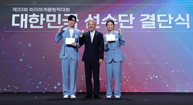 Menteri Kebudayaan, Olahraga, dan Pariwisata Yu In Chon (tengah) berfoto bersama Gu Bon Gil (anggar) dan Kim Soyeong (bulu tangkis) setelah menyampaikan surat dukungan kepada para atlet dalam upacara pelepasan tim nasional Korea ke Olimpiade Paris 2024 yang digelar pada tanggal 9 Juli 2024 di Aula Olimpiade, Taman Olimpiade, Seoul. (Fotografer Kementerian Kebudayaan, Olahraga, dan Pariwisata, Heo Manjin)  