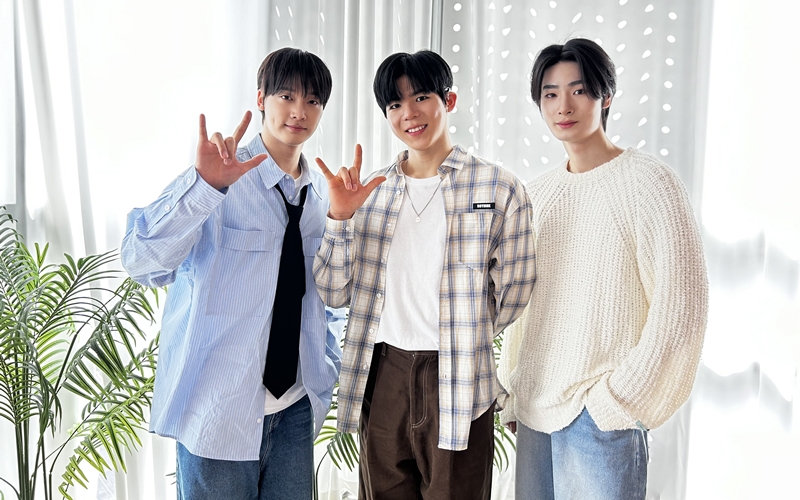 Big Ocean berpose untuk para pembaca Korea.net di ruang latihan Parastar Entertainment, Gangnam, Seoul. Big Ocean adalah grup idola K-pop pertama yang memiliki gangguan pendengaran. Dari kiri ke kanan: Park Hyunjin, Lee Chanyeon, dan Kim Jiseok. (Margareth Theresia)  
