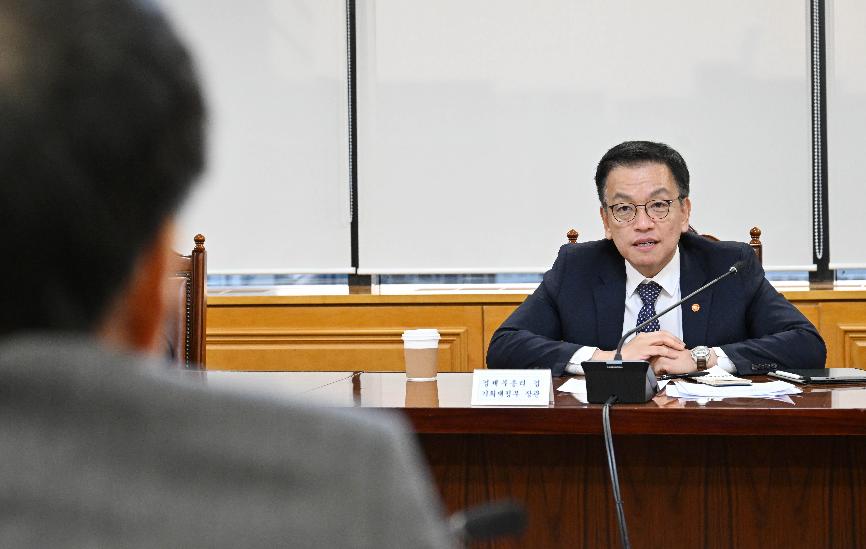 Wakil Perdana Menteri sekaligus Menteri Ekonomi dan Keuangan Choi Sang Mok terlihat sedang memimpin Rapat Darurat Terkait Keadaan Terkini Keuangan dan Makroekonomi. Rapat tersebut digelar pada tanggal 16 Desember 2024 di Federasi Bank Korea, Jung-gu, Seoul. (Kementerian Ekonomi dan Keuangan)