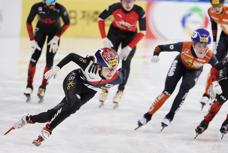 Choi Min-jeong terlihat sedang bertanding dalam babak final nomor estafet campuran di Tur Dunia Seluncur Cepat Trek Pendek ISU yang digelar pada tanggal 15 Desember 2024 di Mokdong Ice Rink, Yangcheon-gu, Seoul. (Yonhap News)  