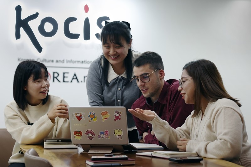Para wartawan Korea.net terlihat sedang membicarakan mengenai liputan-liputan yang dilakukan tahun 2024 pada rapat tanggal 13 Desember 2024 di kantor Korea.net yang terletak di Jongno-gu, Seoul. (Park Daejin)  
