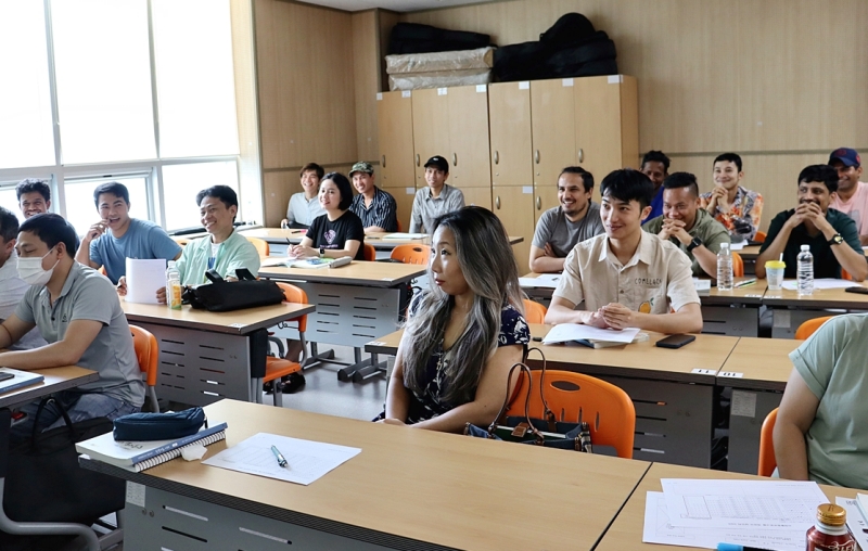 Jumlah tenaga kerja asing di Korea melebihi satu juta orang untuk pertama kalinya sepanjang sejarah. Foto di atas menunjukkan WNA yang sedang mendengarkan kelas bahasa dan budaya Korea pada tanggal 27 Juli 2024 di Pusat Layanan Komunitas Imigran Hwaseong, Provinsi Gyeonggi. (Facebook resmi Pusat Layanan Komunitas Imigran Hwaseong)