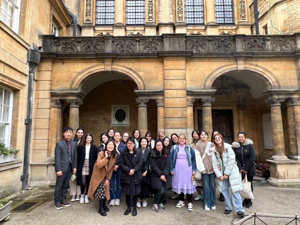 Para peserta upacara pembukaan UK Hallyu Academy berfoto bersama pada tanggal 4 Februari 2024 di depan Universitas Harford, Inggris. (Korean Education Centre UK)  