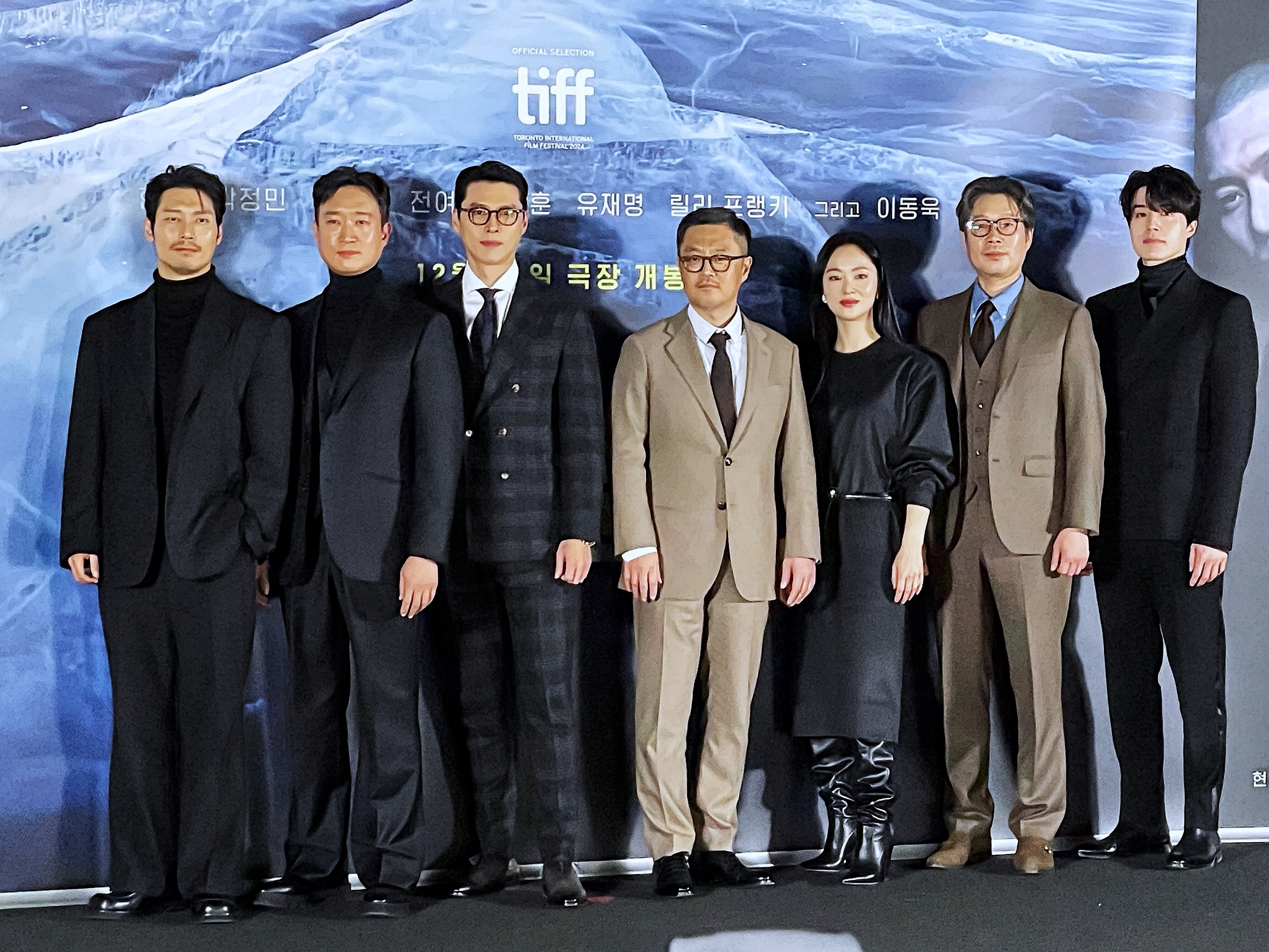 Sutradara dan para aktor film Harbin terlihat berfoto bersama saat konferensi pers film Harbin pada tanggal 18 Desember 2024 di CGV Yongsan I'Park Mall, Yongsan-gu, Seoul. Dari kiri ke kanan: Park Hoon, Jo Woo-jin, Hyun Bin, Sutradara Woo Min-ho, Jeon Yeo-been, Yoo Jae-myung, dan Lee Dong-wook.  