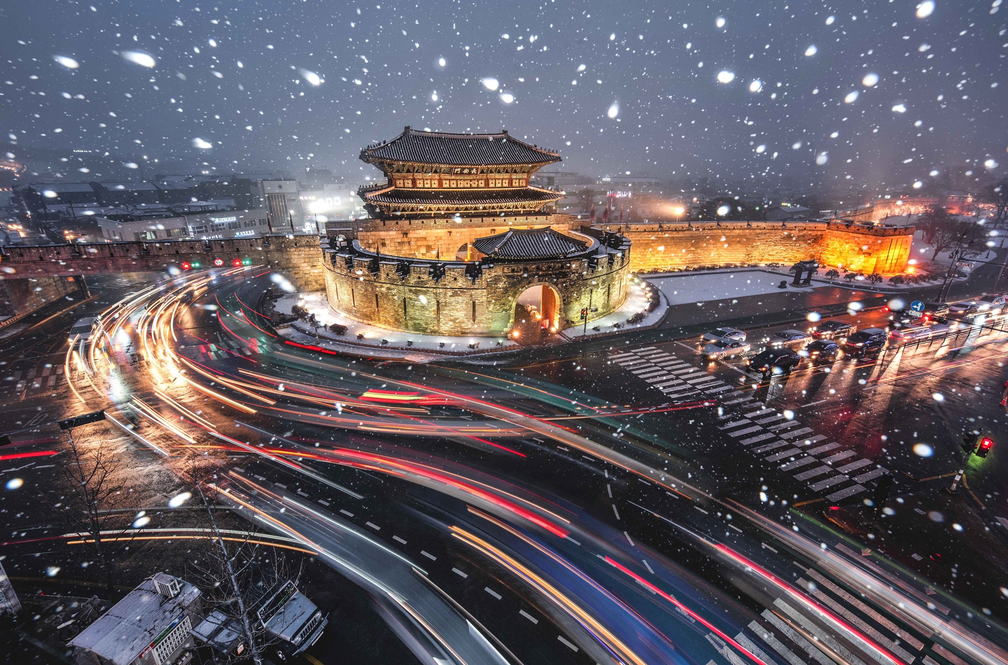 Benteng Hwaseong dan Haenggung-dong di Suwon terpilih sebagai Tempat Wisata Tahun Ini pada Upacara Penghargaan Bintang Pariwisata Korea Tahun 2024 pada tanggal 18 Desember 2024 di Lotte Hotel, Jung-gu, Seoul. (KTO Photo Korea, Lee Hyun Woo)  