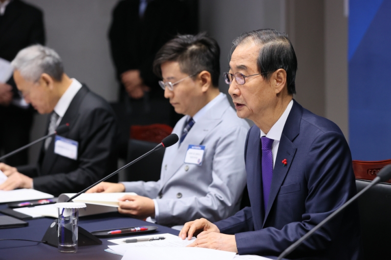 Penjabat Presiden sekaligus Perdana Menteri Han Duck-soo (kanan) terlihat sedang memimpin Rapat Strategi Pariwisata Nasional pada tanggal 6 Desember 2024 di Museum Nasional Korea, Yongsan-gu, Seoul. (Kantor Perdana Menteri Republik Korea)