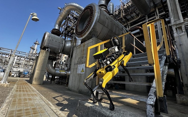 Rancangan undang-undang dasar yang mengatur mengenai kecerdasan buatan (AI) telah diloloskan. Foto di atas memperlihatkan sebuah robot yang sedang mengecek keadaan pabrik SK Ulsan CLX yang terletak di Nam-gu, Kota Ulsan. (SK Innovation)