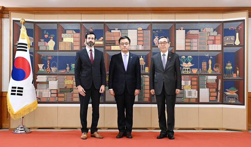 Penjabat Presiden sekaligus Wakil Perdana Menteri serta Menteri Ekonomi dan Keuangan Choi Sang Mok (tengah) berfoto bersama Duta Besar Kuba untuk Korea Claudio Raúl Monzón Baeza (kiri) setelah menerima surat kepercayaan dari Claudio pada upacara pelantikan duta besar asing baru yang digelar pada tanggal 7 Januari 2025 di Kompleks Pemerintahan Seoul. (Kementerian Keuangan dan Ekonomi)  