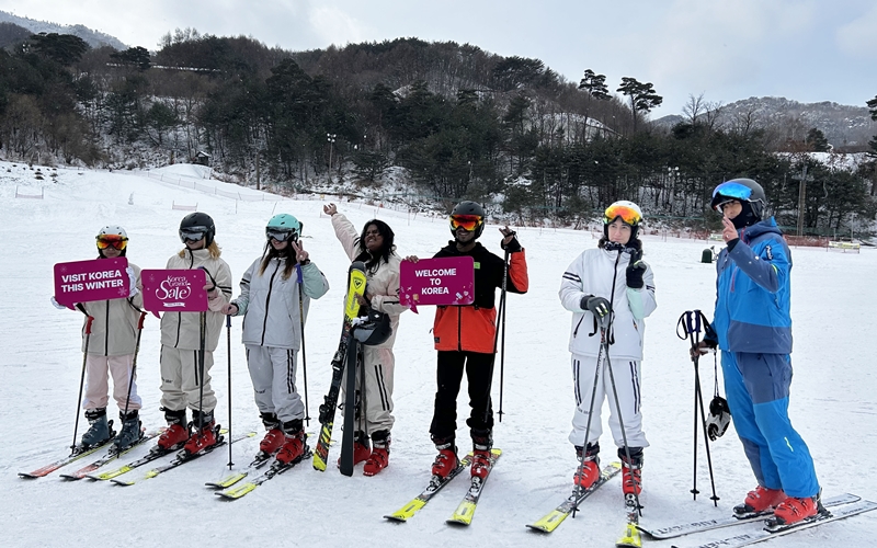 Enam orang pegiat halyu terlihat berfoto bersama setelah mempelajari ski pada tanggal 7 Januari 2025 di Resor Ski Muju, Muju-gun, Provinsi Jeollabuk. (Margareth Theresia) 