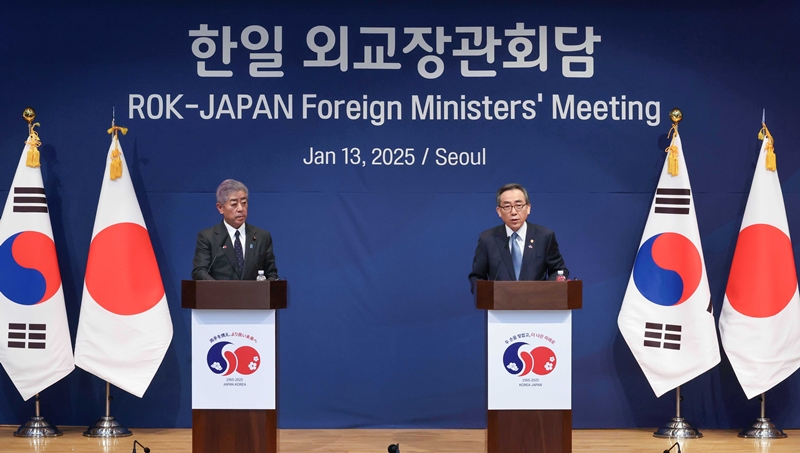 Menteri Cho Tae-yul (kanan) dan Menteri Luar Negeri Jepang Takeshi Iwaya terlihat sedang memberikan pernyataan dalam konferensi pers yang digelar dalam Pertemuan Menteri Luar Negeri Korea dan Jepang pada tanggal 13 Januari 2025 di Kementerian Luar Negeri, Jongno-gu, Seoul. (Yonhap News)   