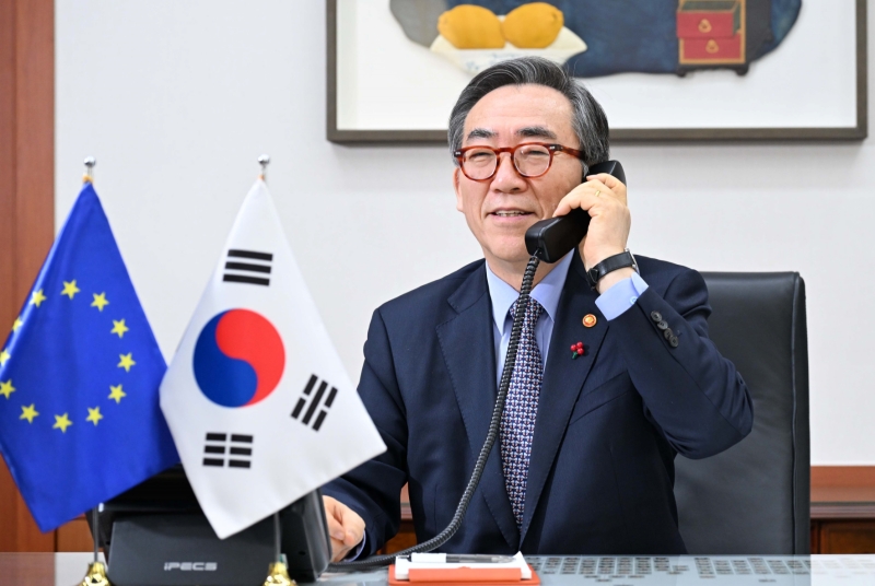 Menteri Luar Negeri Cho Tae-yul terlihat sedang melakukan panggilan telepon dengan Perwakilan Tinggi Uni Eropa Urusan Luar Negeri dan Kebijakan Keamanan Kaja Kallas pada tanggal 22 Januari 2025.