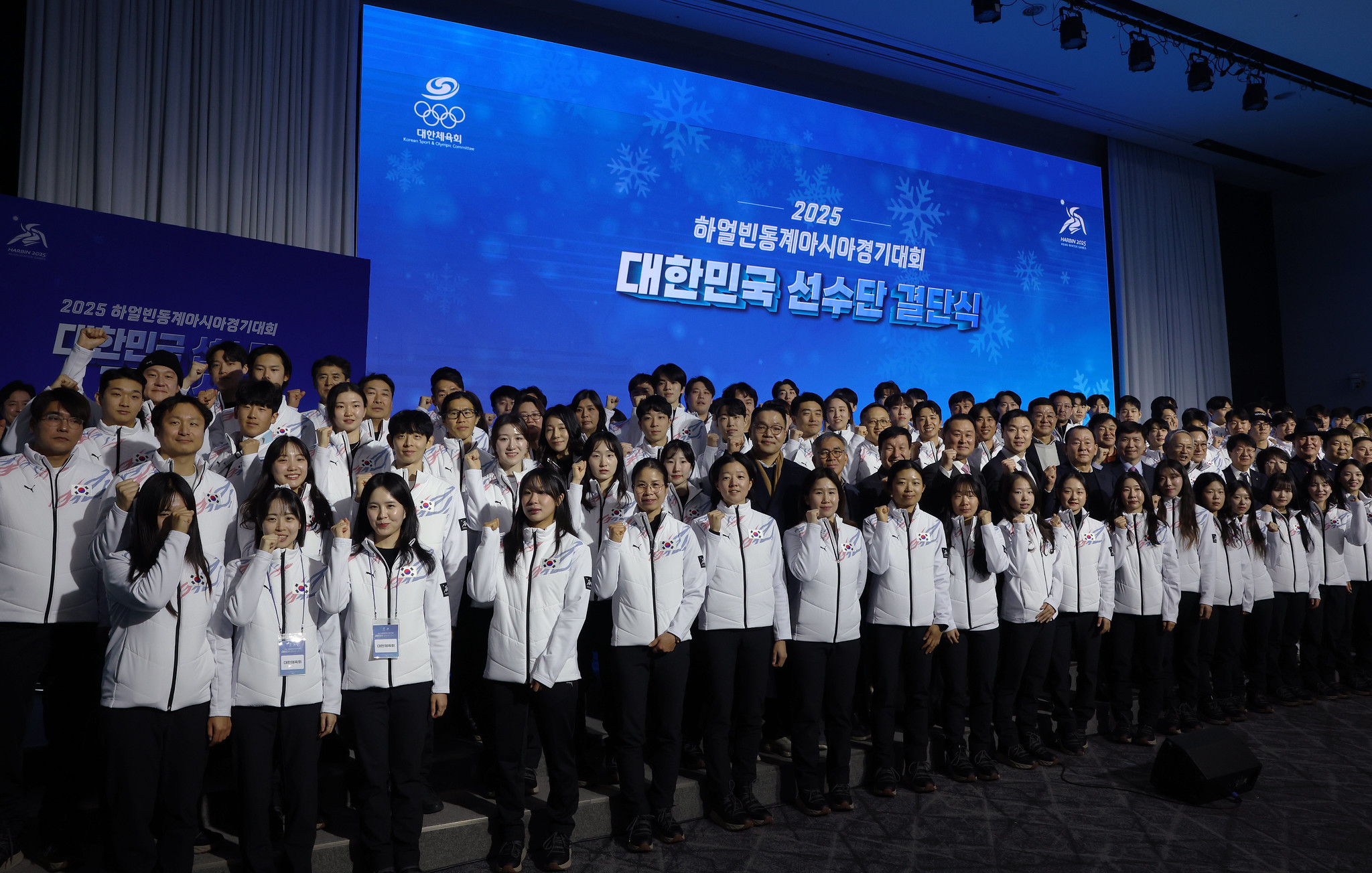 Tim nasional Korea untuk Harbin 2025 berfoto bersama pada upacara pelepasan yang digelar tanggal 24 Januari 2025 di Aula Olimpiade, Taman Olimpiade, Seoul.