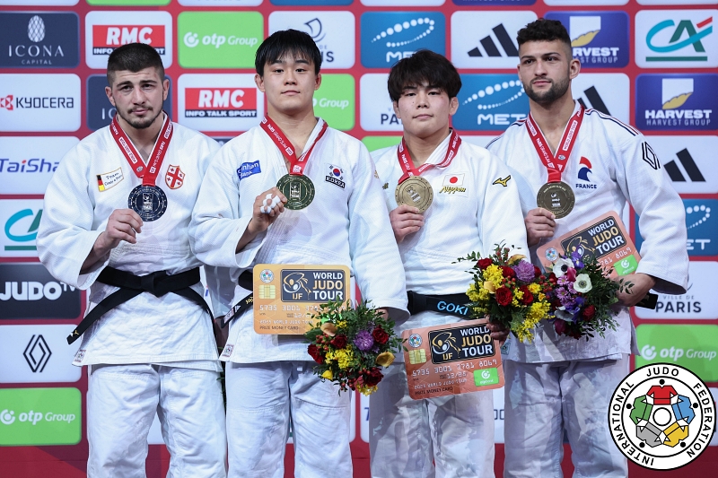 Kim Jonghoon (kedua dari kiri) terlihat sedang berfoto setelah memenangkan final nomor 90 kg putra Paris Grand Slam tahun 2025 IJF (Federasi Judo Internasional). Babak final kompetisi tersebut digelar pada tanggal 2 Februari 2025 (waktu setempat) di Paris, Prancis.
