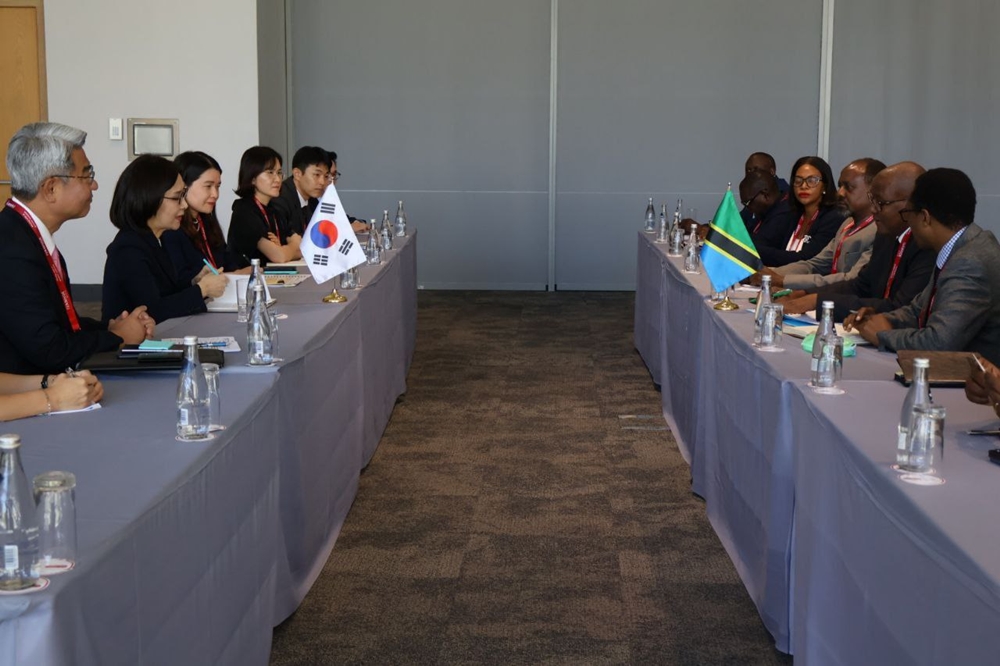 Wakil Menteri Luar Negeri Kang Insun terlihat sedang berdialog dengan Wakil Menteri Mineral Tanzania Steven Kiruswa pada tanggal 5 Februari 2025 dalam Dialog Mineral Kritis Korea-Afrika yang digelar di Republik Afrika Selatan. (Kementerian Luar Negeri)  