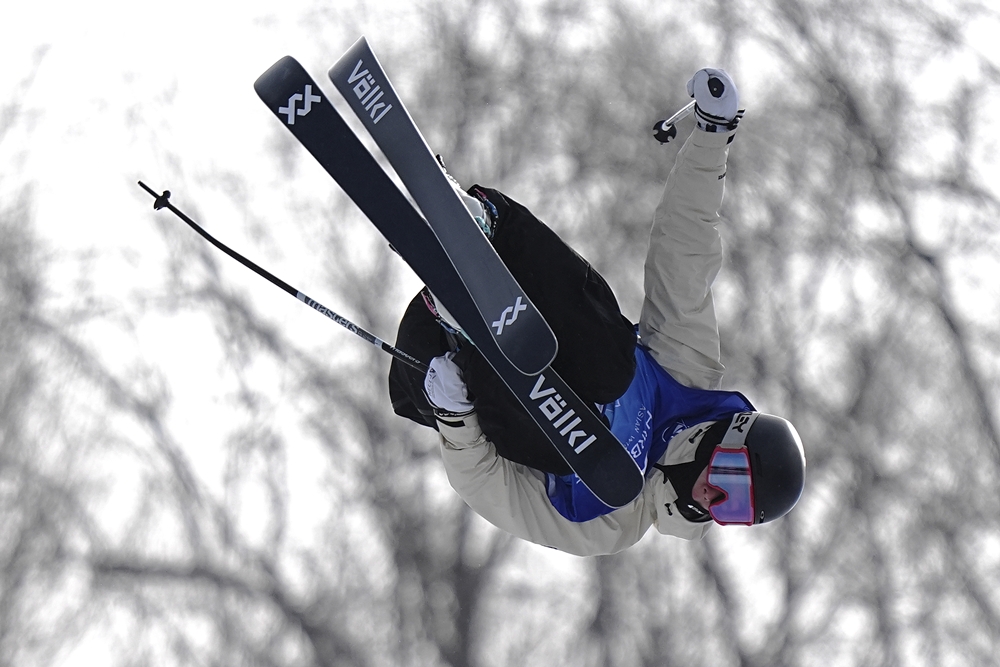 Lee Seunghun terlihat terlihat turun dalam pertandingan di nomor ski gaya bebas halfpipe yang digelar pada tanggal 8 Februari 2025 di Yabuli Ski Resort, Harbin, Tiongkok. (AP Yonhap News) 